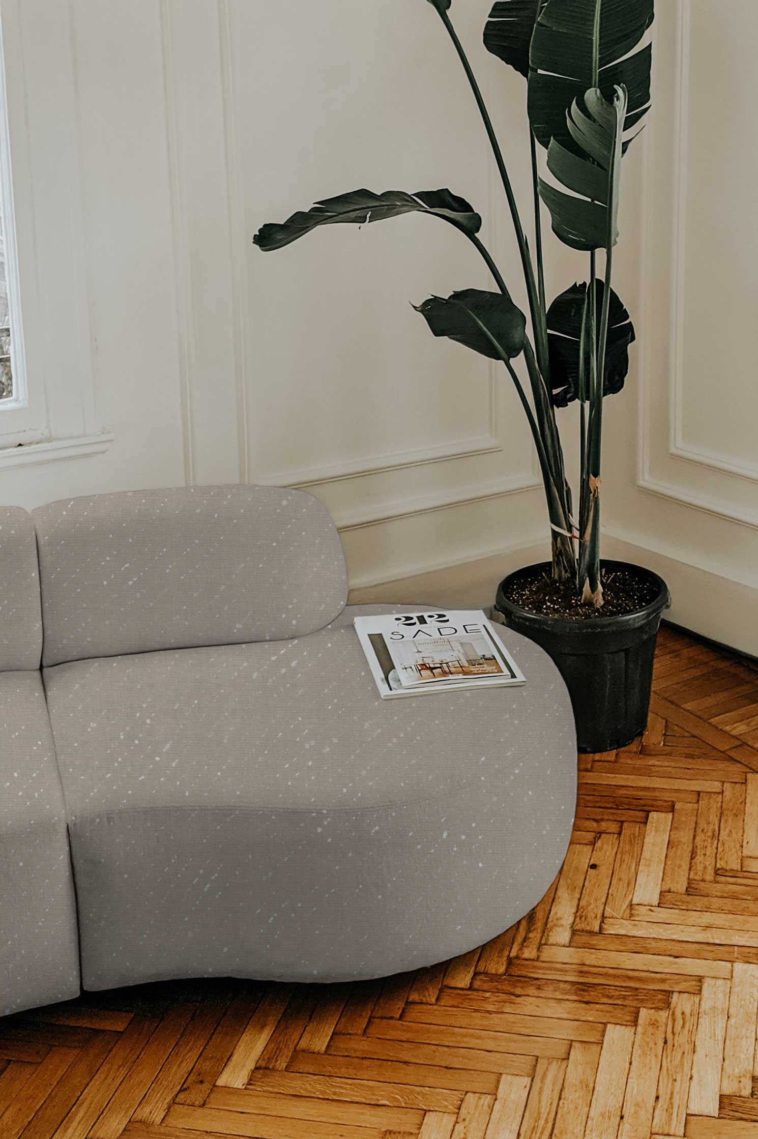 Venable Moore Staccato Sbiancato Shibori in flax linen upholstered on a sofa installed in a living room