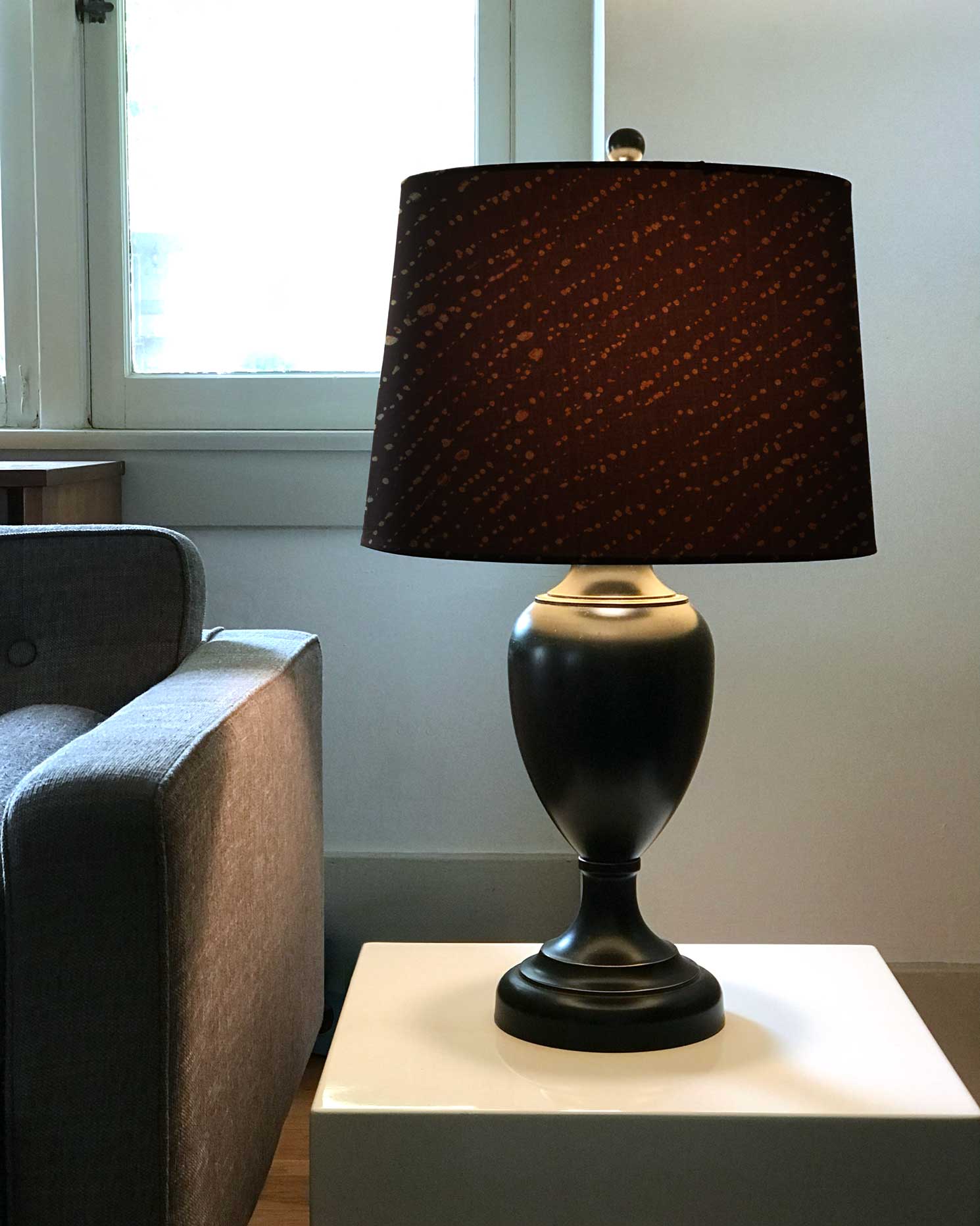 Venable Moore Staccato Decolorato Shibori linen in onyx upholstered on a lampshade in a living room