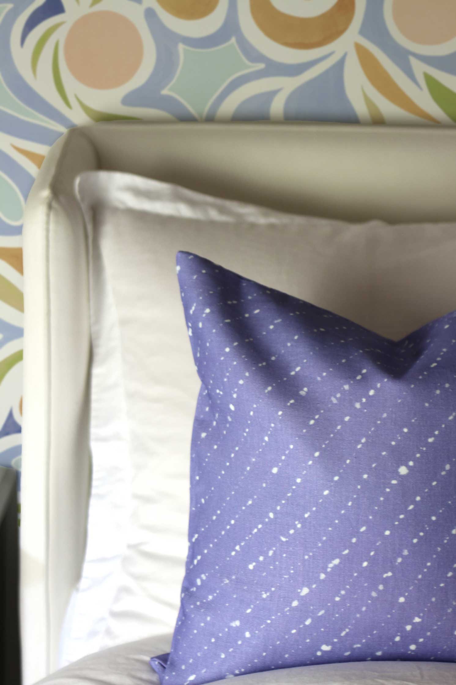 Staccato Sbiancato Shibori linen pillow install in bedroom with Capri floral wallpaper in peach on wall