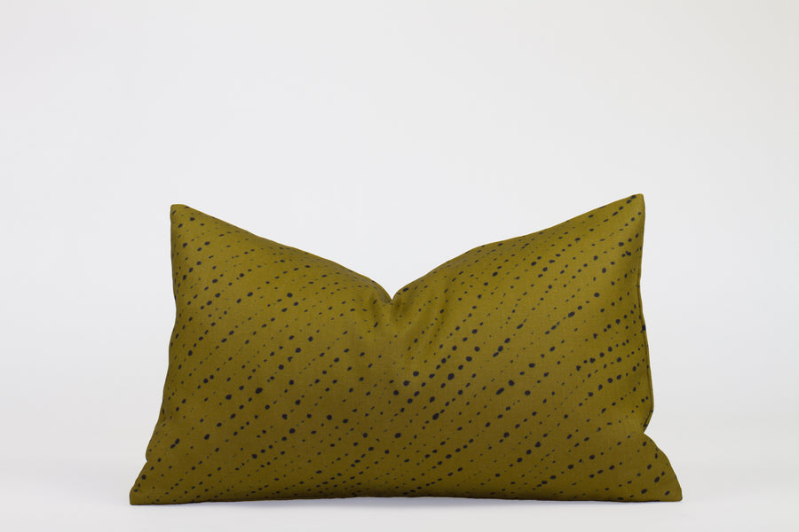 12” x 20” 100% linen reversible staccato nero shibori pillow in moss green