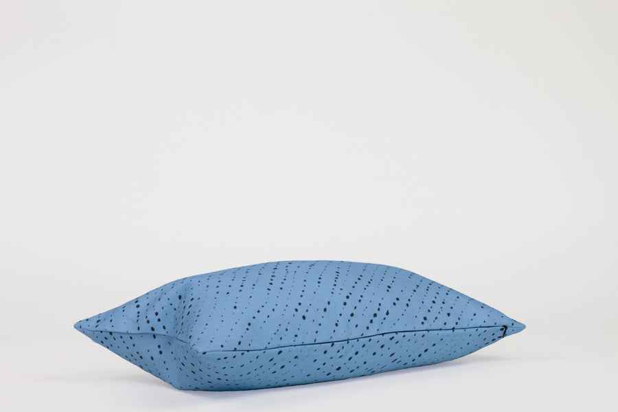 Side view 12” x 20” 100% linen staccato nero shibori pillow in sky blue with hidden zipper