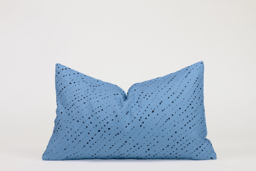 12” x 20” 100% linen reversible staccato nero shibori pillow in sky blue