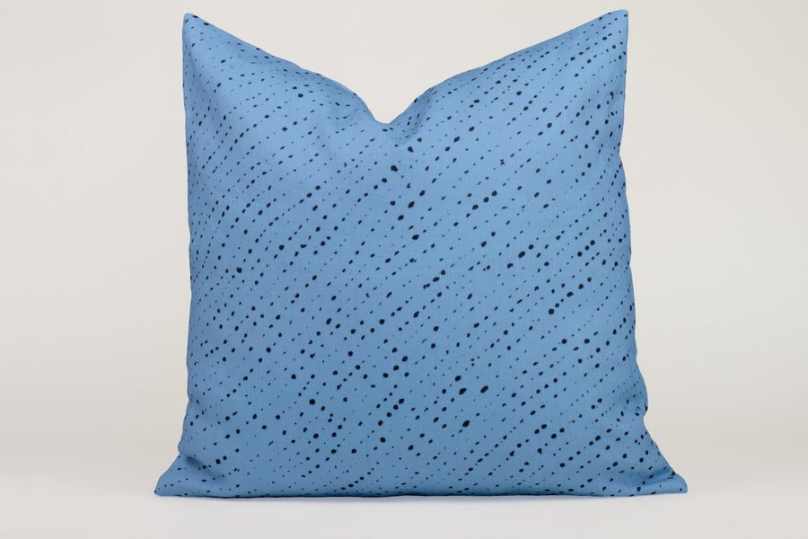 20” x 20” 100% linen reversible staccato nero shibori pillow in sky blue